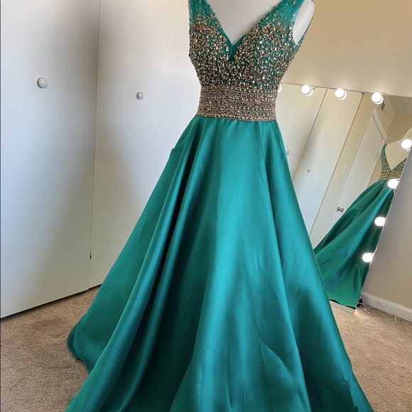 Emerald green elegant, beaded gown! - Picture 3 of 4